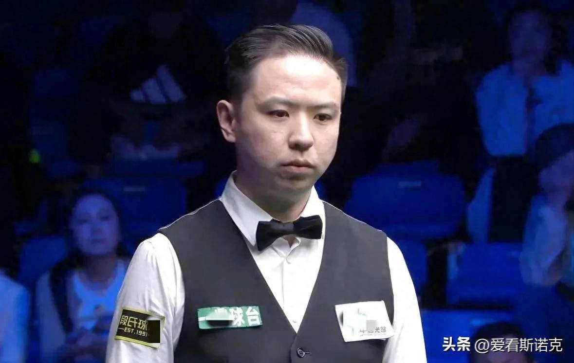 别打扰我休息，亚马尔晒孔德赛前盖着毛巾休息的视频.