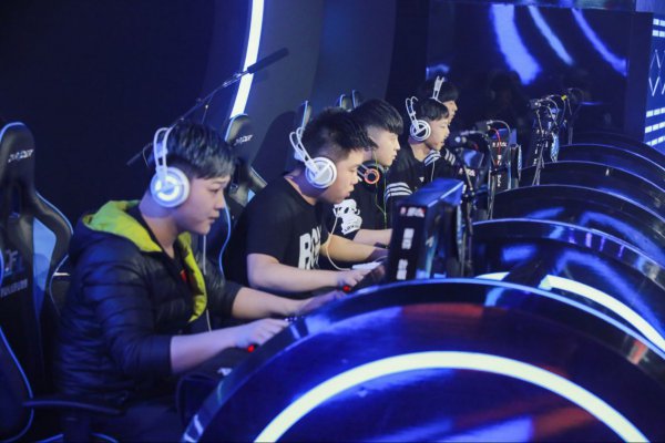 时刻挺身而 时刻挺身而